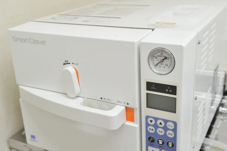 当院で使用しているオートクレーブです。高圧蒸気滅菌器のことを指し、エイズウイルスやC型肝炎ウイルスなどの院内感染を防ぎます。この滅菌器により、患者様には安心して治療を受けて頂けます。